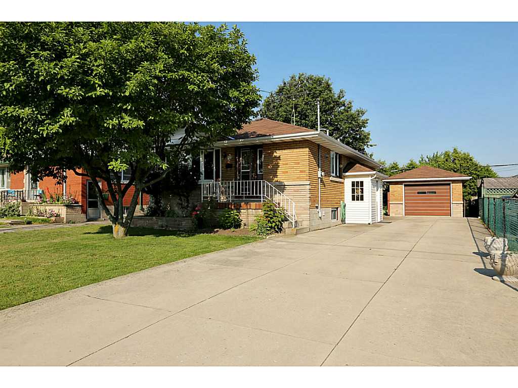 90 Terrace Dr $429,900